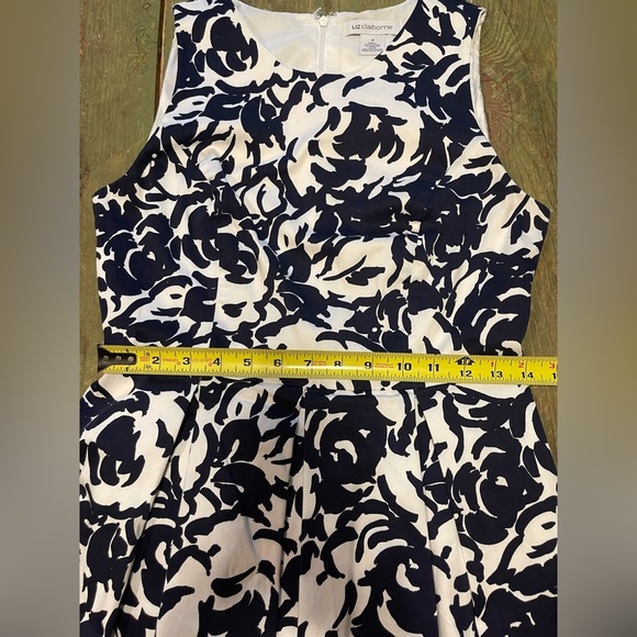 LIKE NEW Liz Claiborne Dress Navy and White Floral | Size 4 - Picture 7 of 9